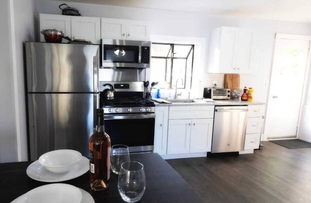 🏡 Tranquil 3-BR Abode w/ yard and Picnic Table