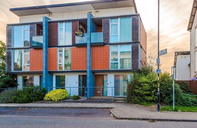 Tranquil 3 Bedroom Manchester Retreat With Parking