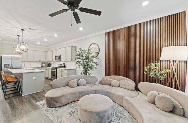 Modern 3BR Townhome in a Quiet HOA Community near Auburn U & East AL Health