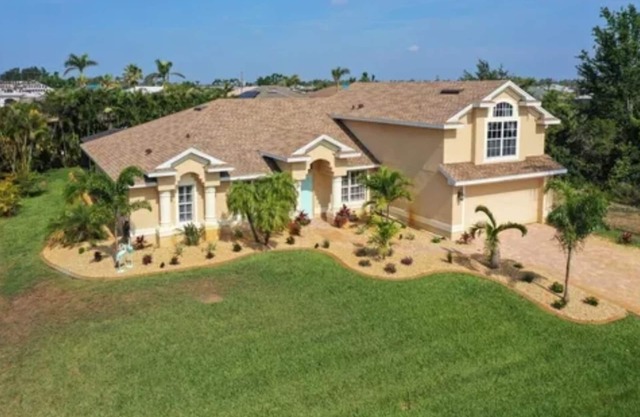 Tranquil 5 bedroom home w/ private heated pool. Close to beautiful beaches!