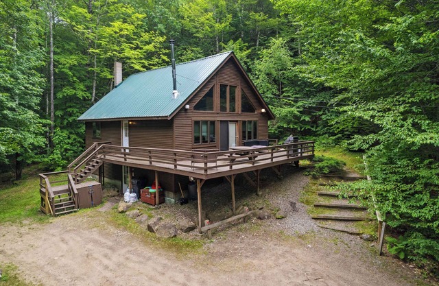 Tranquil 5-BR Oak Chalet 3-min to Campton Mountain