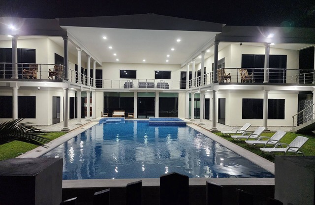 Tranquil 6-bedroom house with AC,open bar and pool in Playa El Pimental