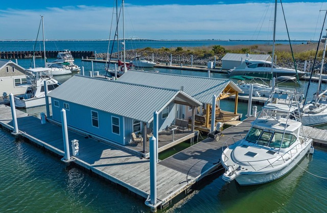 Tranquil! Amazing! Immaculate! Unique! Downtown!10 stars! Dock your boat!!