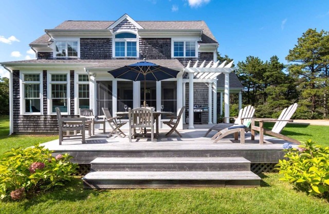 Spacious 4 Bedroom West Tisbury Retreat With Lamberts Cove Pass