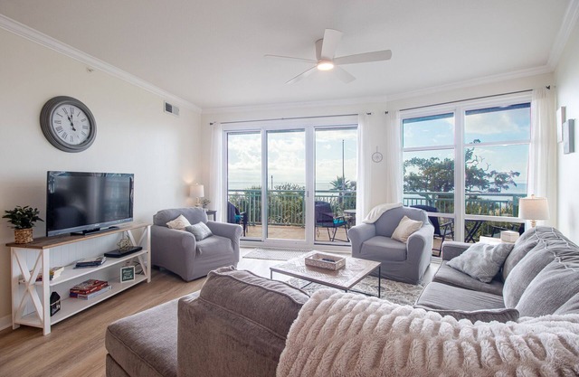 Serene Beach Front 2Bed 2Bath Condo with large patio - Family Friendly