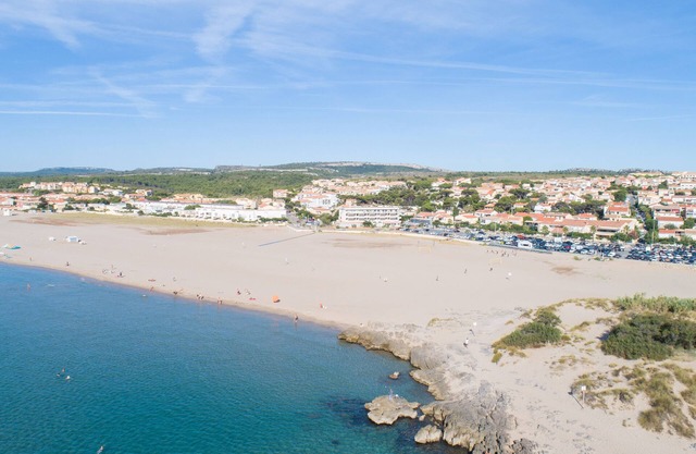 Tranquil Beachfront Unit: Comfort, Full Kitchen, Near Saint Pierre La Mer Beach