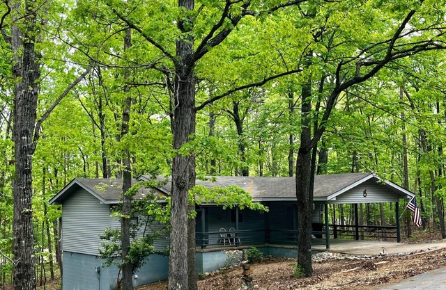 Brand New Listing-Private 2-bedroom Cabin like home in Hot Springs Village.