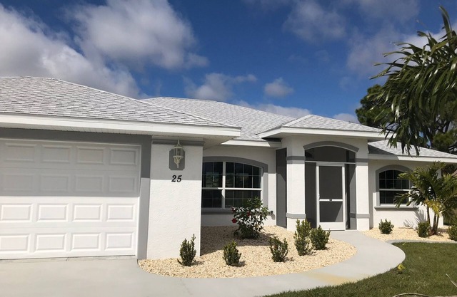 Tranquil Canal Front Villa in Golfers Paradise: Peaceful 3-BDR
