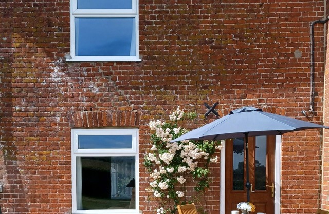 Cottage tranquille mitoyen à une ferme rurale à 8 km de la côte de Suffolk