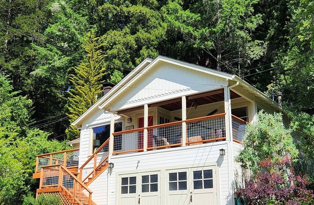 Tranquil cottage nestled among trees, Guerneville