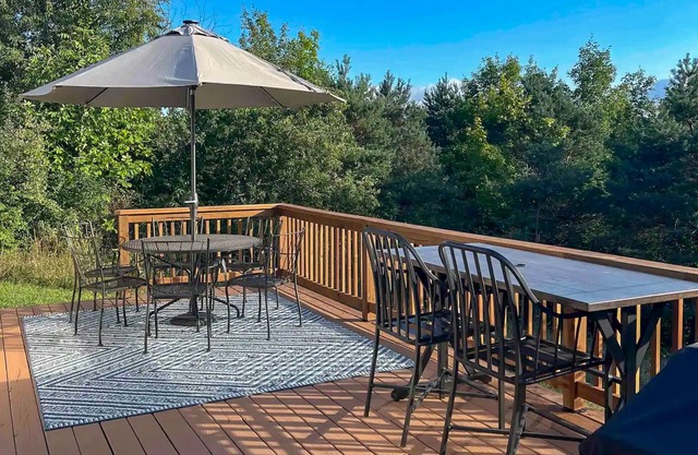Tranquil cottage with furnished deck, washer/dryer, & fireplace