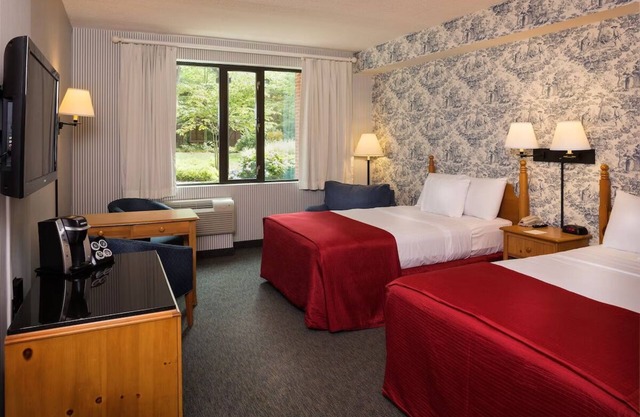 Tranquil Escape! Pool w/ Water Slides, Tennis Court, Near Merchants Square