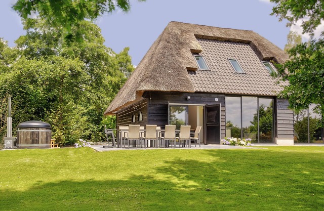 Jolie maison de vacances à Rijsbergen avec un jardin et un bain à remous