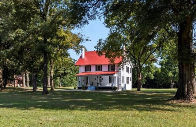 Charming 4-bedroom updated farmhouse with AC and WiFi on 11 Acres