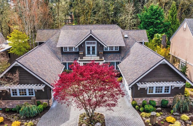 Tranquil Forest Chateau: hot spa, home theatre, outdoor bbq, w/ lush green views