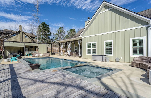 Tranquil Getaway Minutes from Auburn including Pool & backyard Waterfall Oasis