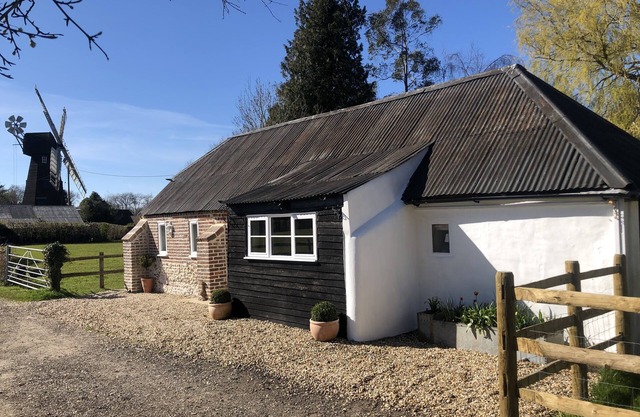 Grange tranquille classée Grade II à côté d'un moulin à vent historique