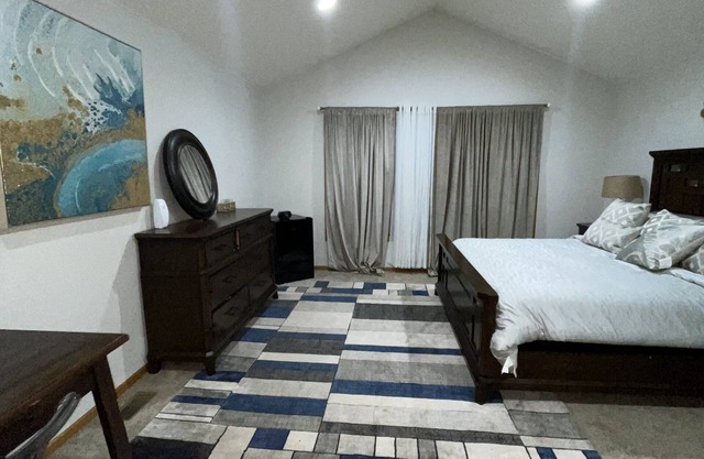 Tranquil Haven: Spacious- 2 bd 3ba home. 15 minutes from Downtown Minneapolis!