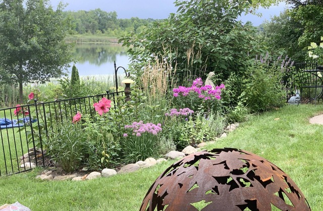 Dragonfly Inn-Serene sanctuary, with a spacious deck and impressive lake views.