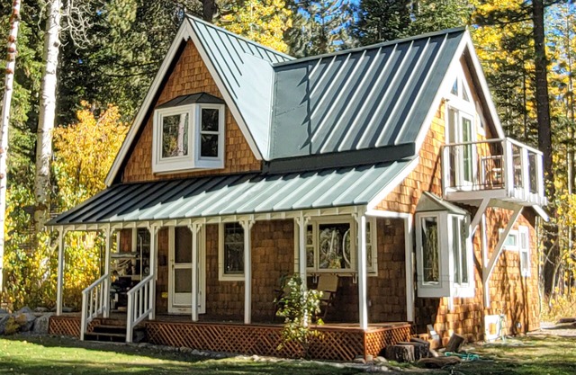 Tranquil home with fireplace, kitchen, washer/dryer, & WiFi
