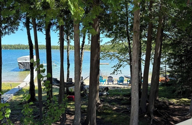 Tranquil Lake Esau Cottage, région du port de Presque Isle. Communauté privée