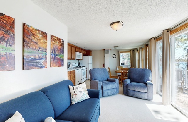 Tranquil lakefront cottage with private beach, boat slip & fishing kayak access