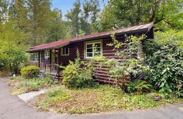 Superbe cottage en bordure de rivière avec paysage tranquille et foyer extérieur