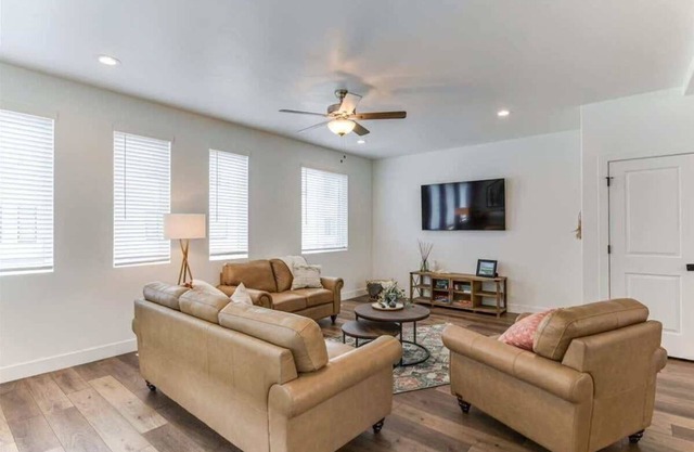 Tranquil Locale, Double Garage!