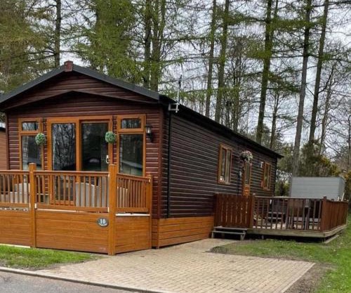 Tranquil Lodge hot tub and free golf
