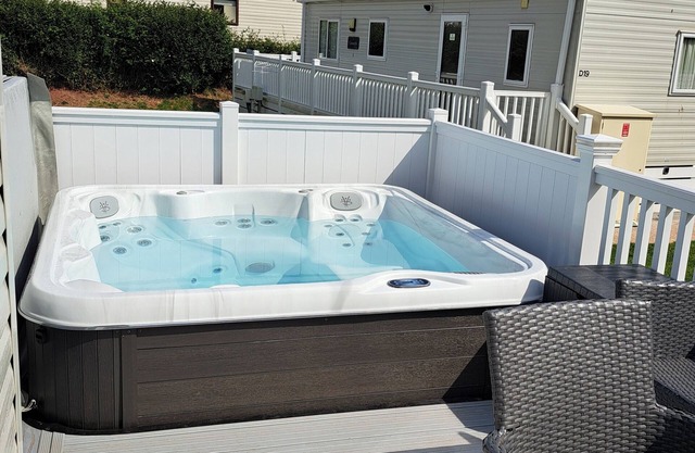 Devon Bay 3BR Caravan - Hot Tub & Pet-Friendly