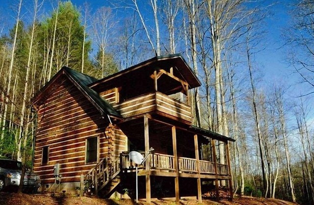 Tranquille Log Cabin en privé Montagne Cadre avec bain à remous