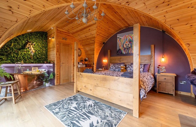 Tranquil Luxury: Hot Tub, Firepit, & Superking-size bed