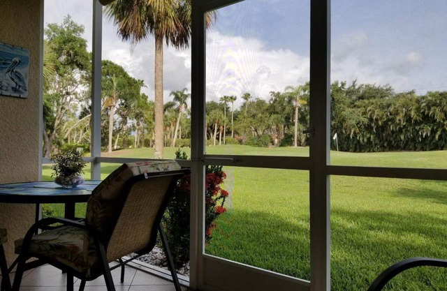 Oasis tranquille à Bonita Fairways sur le 17e trou vous attend