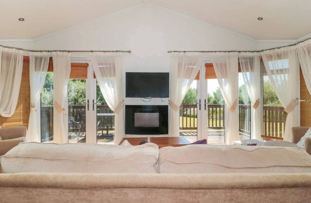 Tranquil Orchard Lodge - Weston-super-Mare