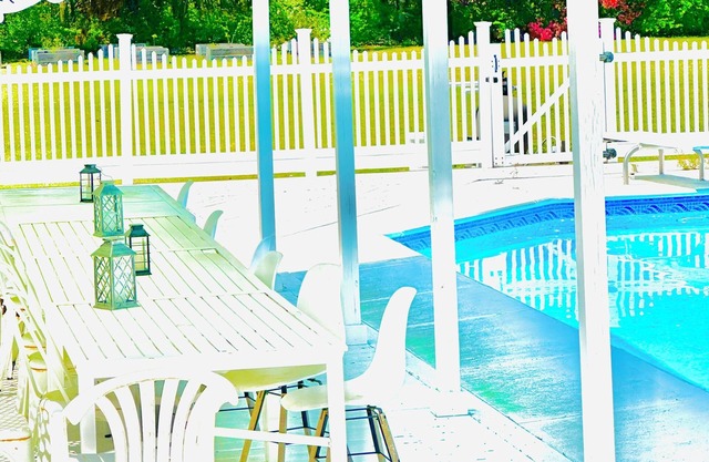 Tranquil Paradise Nature Sanctuary. Pool, red barns and horses, goats and more.