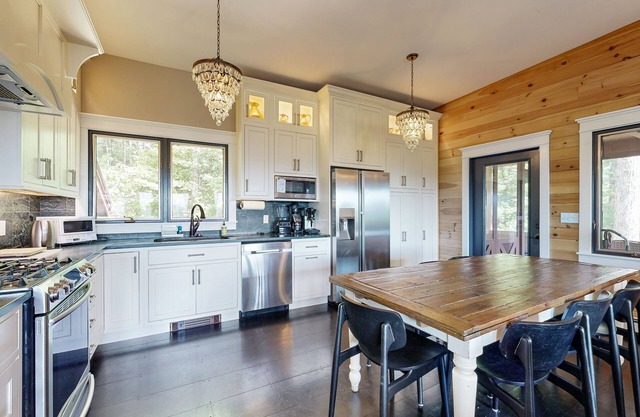 Tranquil & renovated dog-friendly home with mountain views, W/D, AC