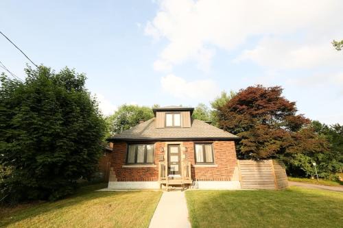 Tranquil Retreat 5BR House With 3 Bath and Backyard, Located Minutes Away From The Falls