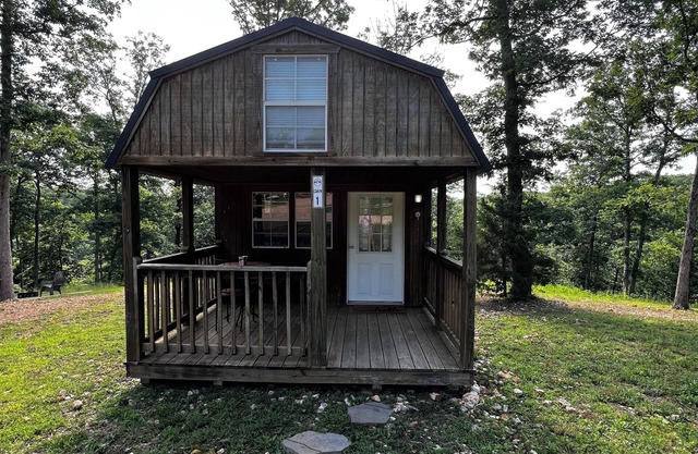 Tranquil Retreat: Charming Pet-Friendly Tiny House Cabin Amidst Natures Beauty.