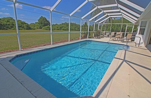 Trois chambres, deux salles de bains, piscine maison avec lanai étendu.