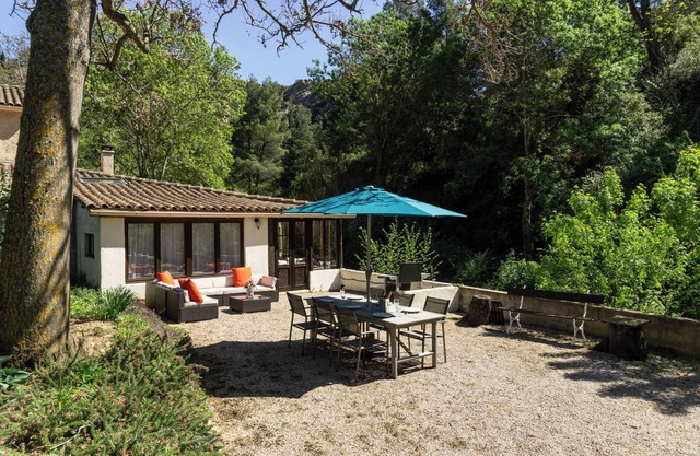 Tranquil, rustic, riverside retreat