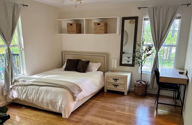 Tranquil Space with Private entrance and bathroom and small living room