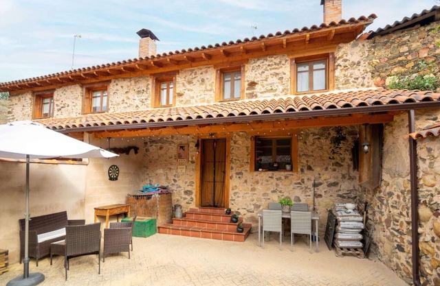 Gîte confortable à Benllera avec jacuzzi