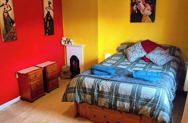 Cosy 3 bedroom Family Home-Large garden-Patio-Wifi