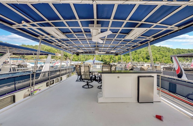 Tranquil Waterside Escape: Premier Houseboat Rental on Center Hill Lake
