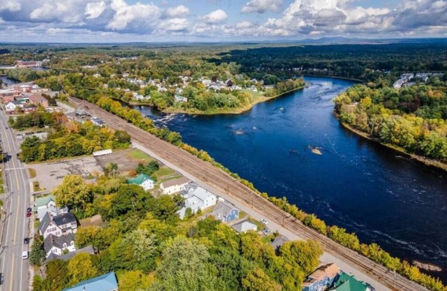 Tranquil Waterside Haven: 4BD Retreat near Bangor