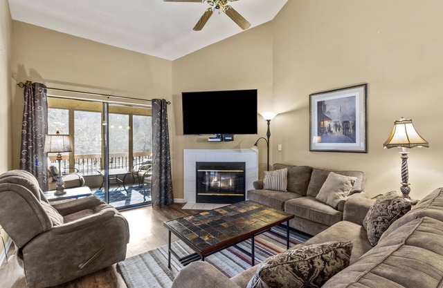 Tranquility~Luxury Lakefront Condo~Pools~HotTub