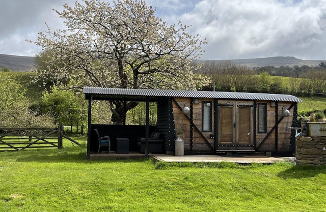 1 Bed converted Railway Wagon near Crickhowell