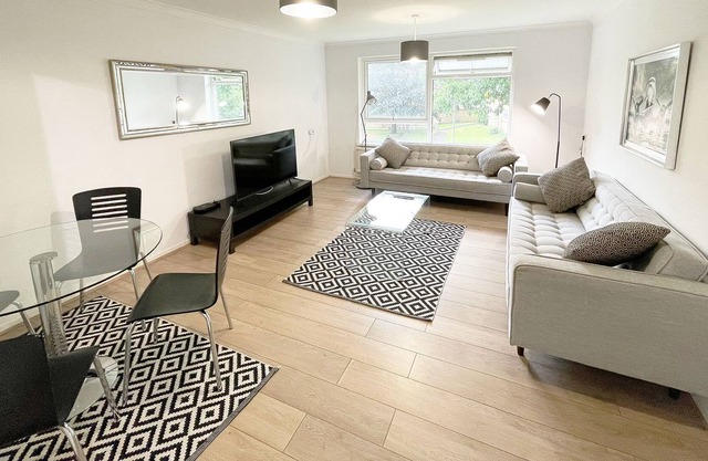 Travaal.©om – 2 Bedroom Apartment – Farnborough