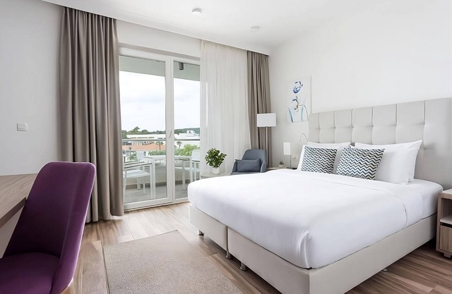 Travel Destination! Comfortable 2BR Suite, w/ Outdoor Pools and Beachfront!