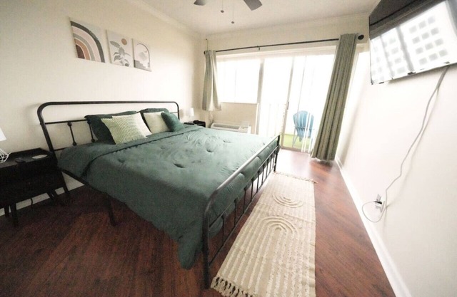 Travel Professionals. Parking Included. Pet friendly. Downtown!